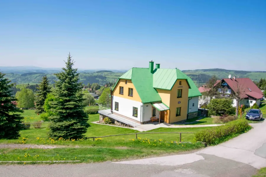 Pohled na penzion od silnice