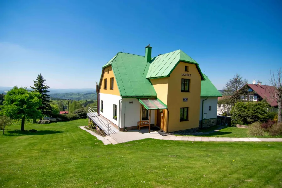 Penzion na svahu nad údolím