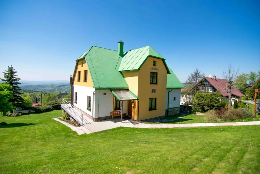 Travnatá zahrada kolem penzionu