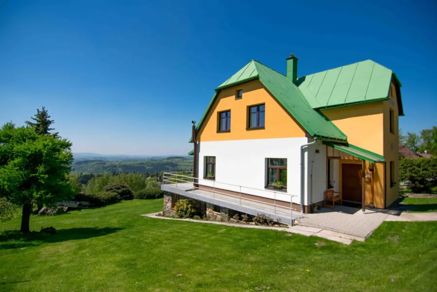 Penzion zepředu za slunečného dne