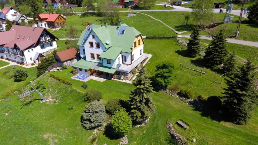 Okolní zástavba a louky