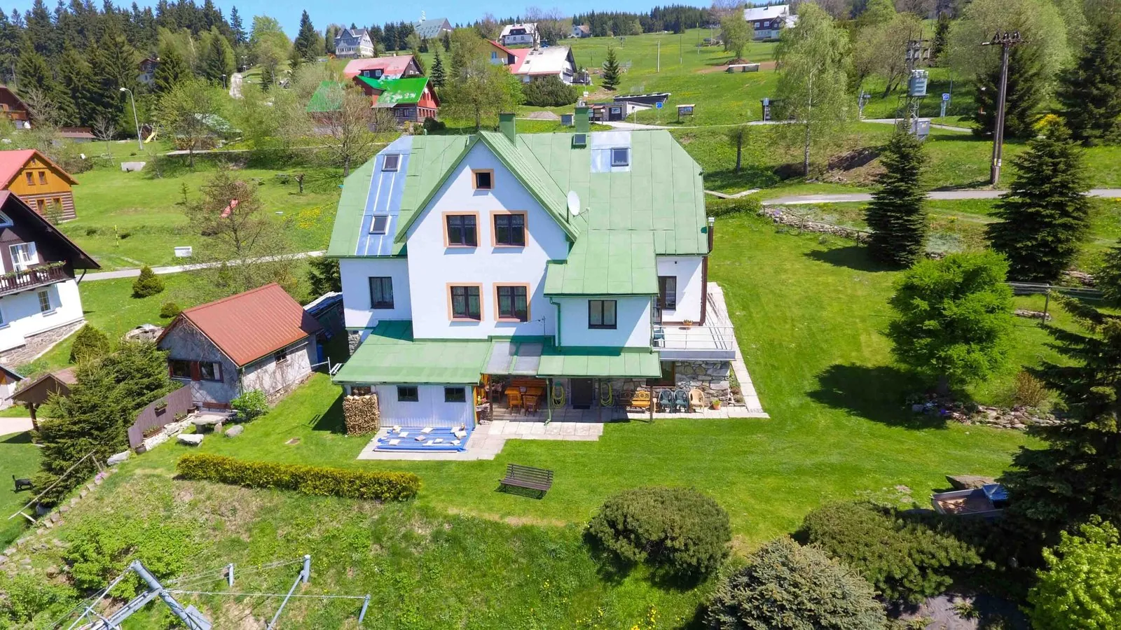 Terasa a zahrada z dronu