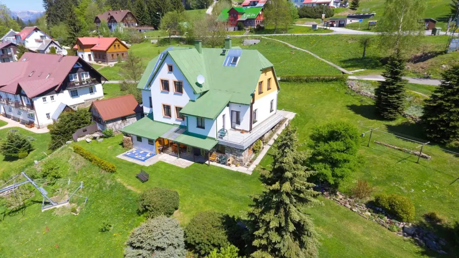 Penzion a okolní zeleň