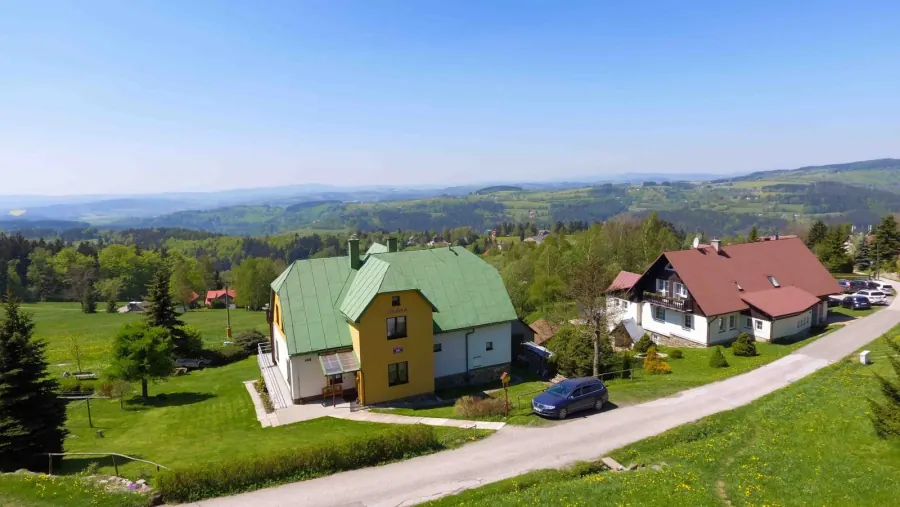 Pohled přes hřebeny Krkonoš